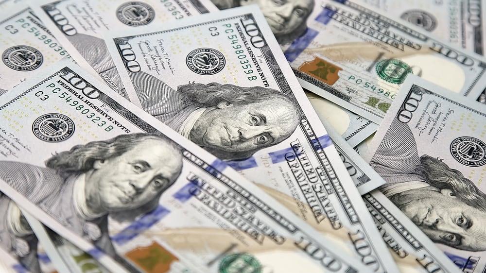 El dólar baja dos pesos en lo que va del mes, el primer desempeño negativo desde marzo.