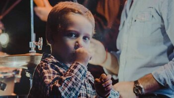 Tiene 4 años y toca