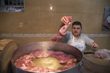 Trabajador del Borrego Viudo pone