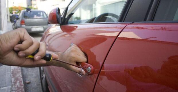 Delincuentes dejan mensajes con números de contacto tras rayar o golpear autos en centros comerciales de la ciudad - crédito Colprensa