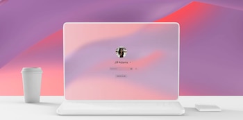 Un portátil blanco Yoga Pro Series abierto con una pantalla de inicio de sesión. A la izquierda, una taza de café; a la derecha, un bloc de notas pequeño