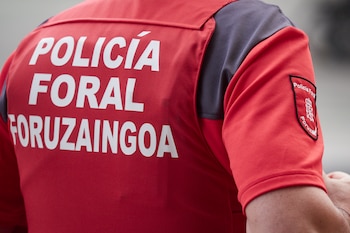 Un miembro de la policía foral (Eduardo Sanz / Europa Press)