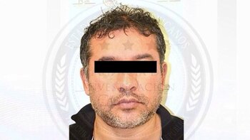 Juez batea a líder de