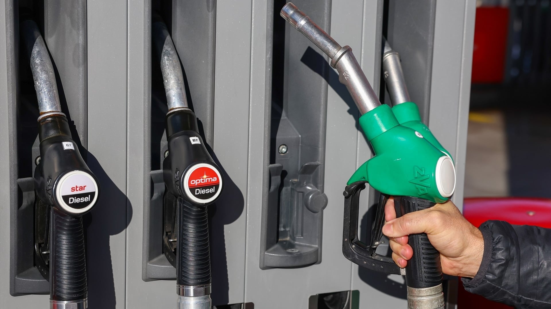 Una persona reposta en una gasolinera, a 26 de diciembre de 2024, en Madrid (España). (Europa Press / Europa Press)