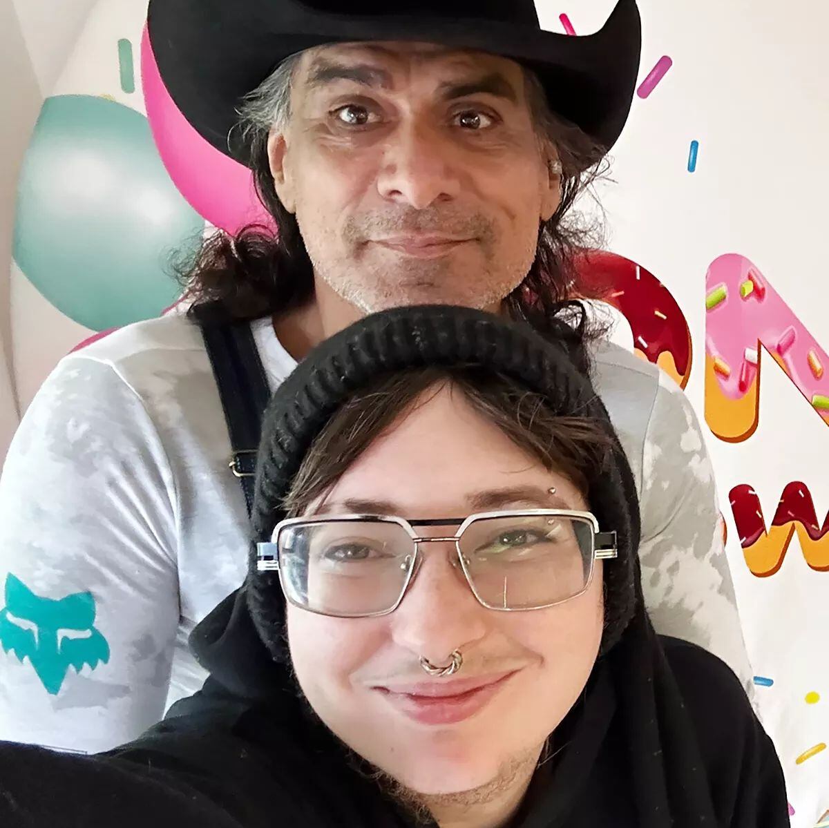 El esposo Tristan Kern de Gonzales alega que el crimen fue motivado por homofobia tras años de acoso y amenazas constantes (Facebook/Jonathan Joss)