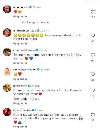 Captura de pantalla con comentarios de cuentas verificadas en una red social que contienen emoticonos y textos de condolencias