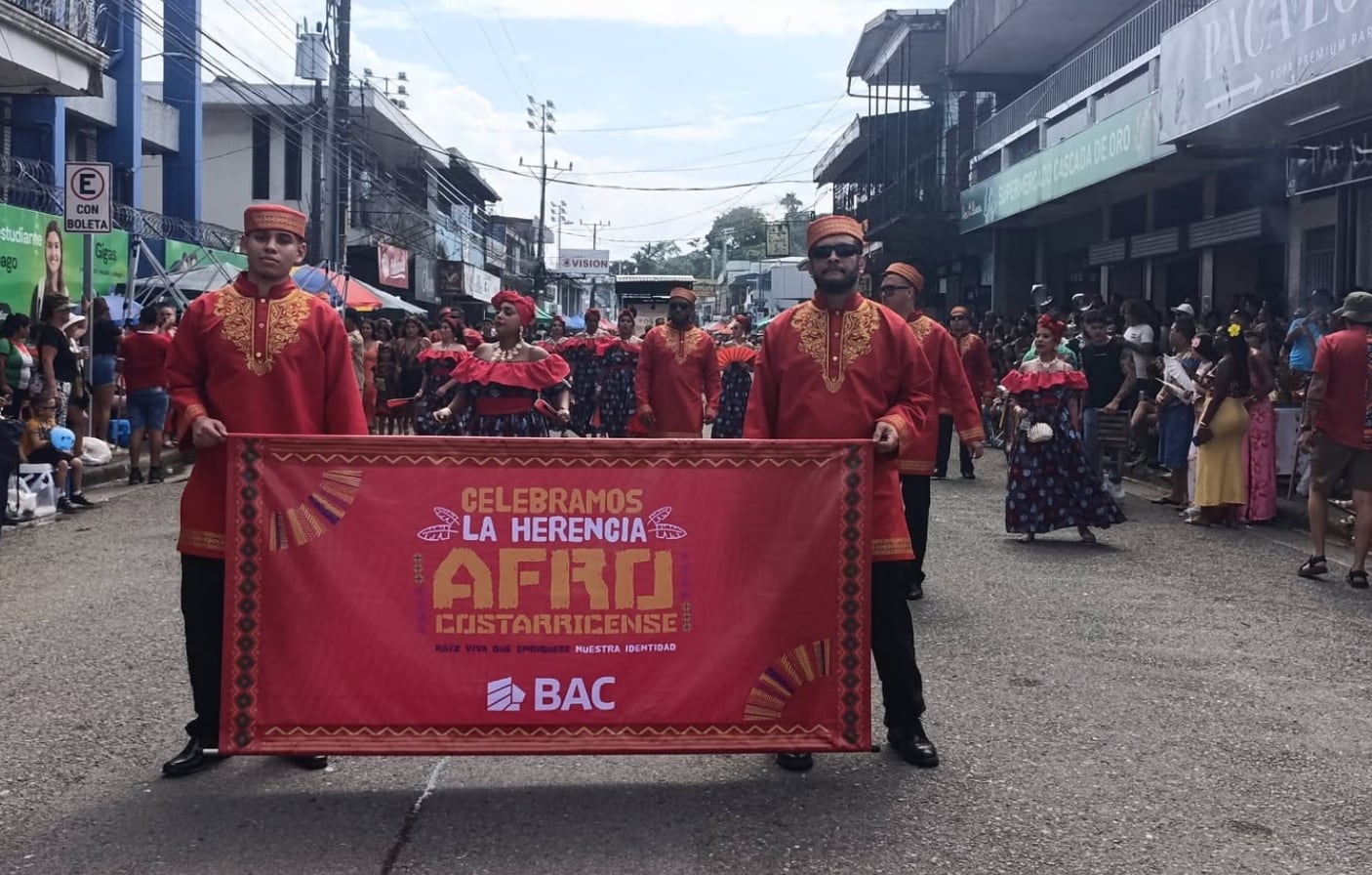 El Grand Gala Parade inició a las 11:30 a. m. y recorrió las principales calles del cantón central de Limón. (Cortesía)