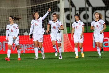 La jugadora de la selecci�n espa�ola Alexia Putellas (2-i) celebra con sus compa�eras tras marcar ante Moldavia. EFE/Kiko Huesca