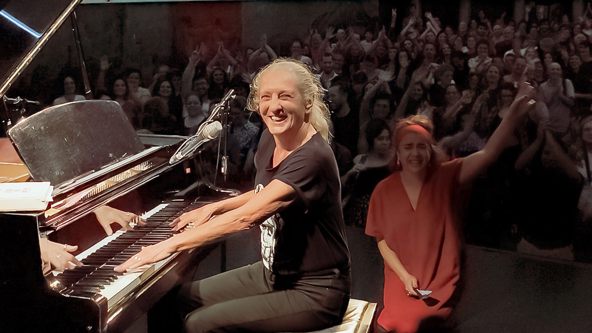 Liliana Felipe y el amor de su público, en el teatro Empire, de Buenos Aires.