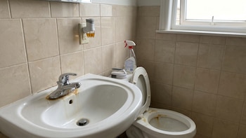 Por qué tu baño huele mal aunque lo limpies todos los días