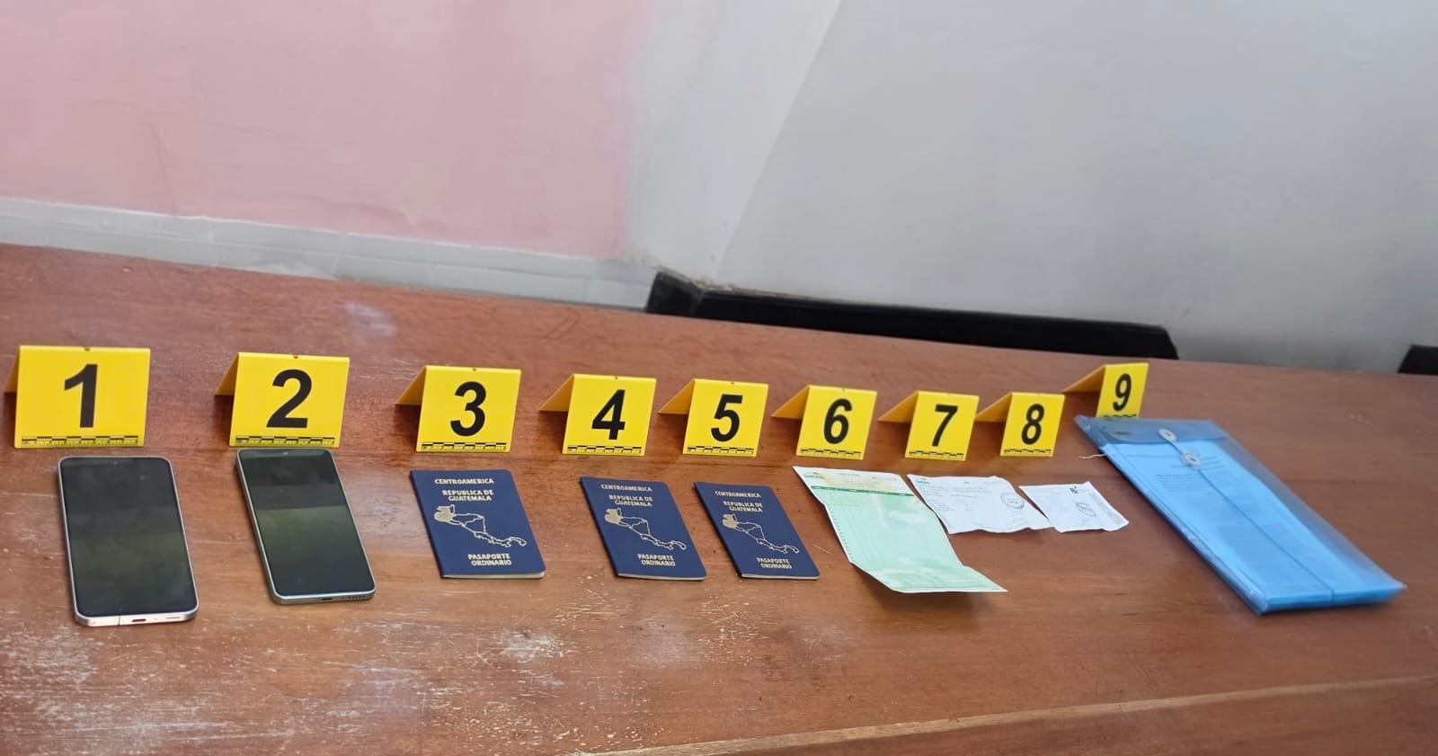 Durante el allanamiento, las autoridades incautaron pasaportes, teléfonos celulares, vouchers de pago, una libreta bancaria y documentos para fortalecer el expediente fiscal. (PNC de Guatemala)