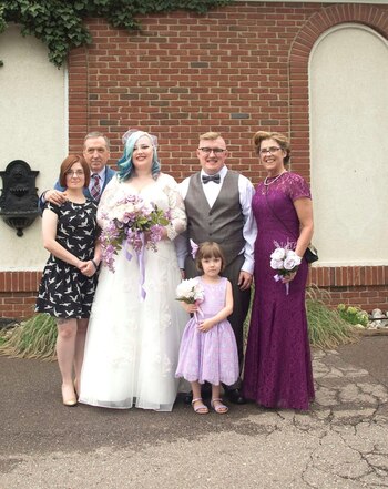 Aaron Burch junto a su