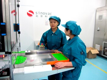 Dos trabajadoras en uno de