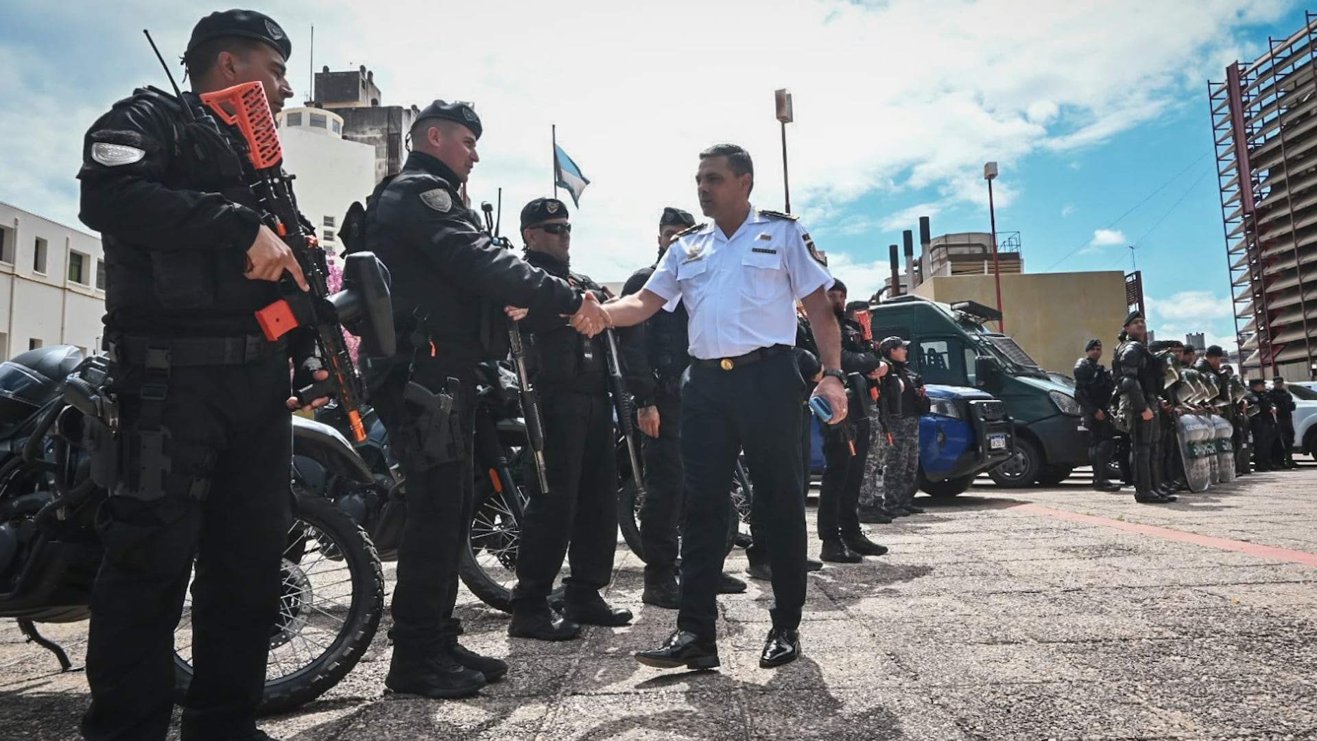 El jefe de la Policía de Córdoba saluda a los agentes que participaron del operativo