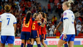 España golea 4-0 a Inglaterra y depende de sí misma para clasificar al Mundial 2027