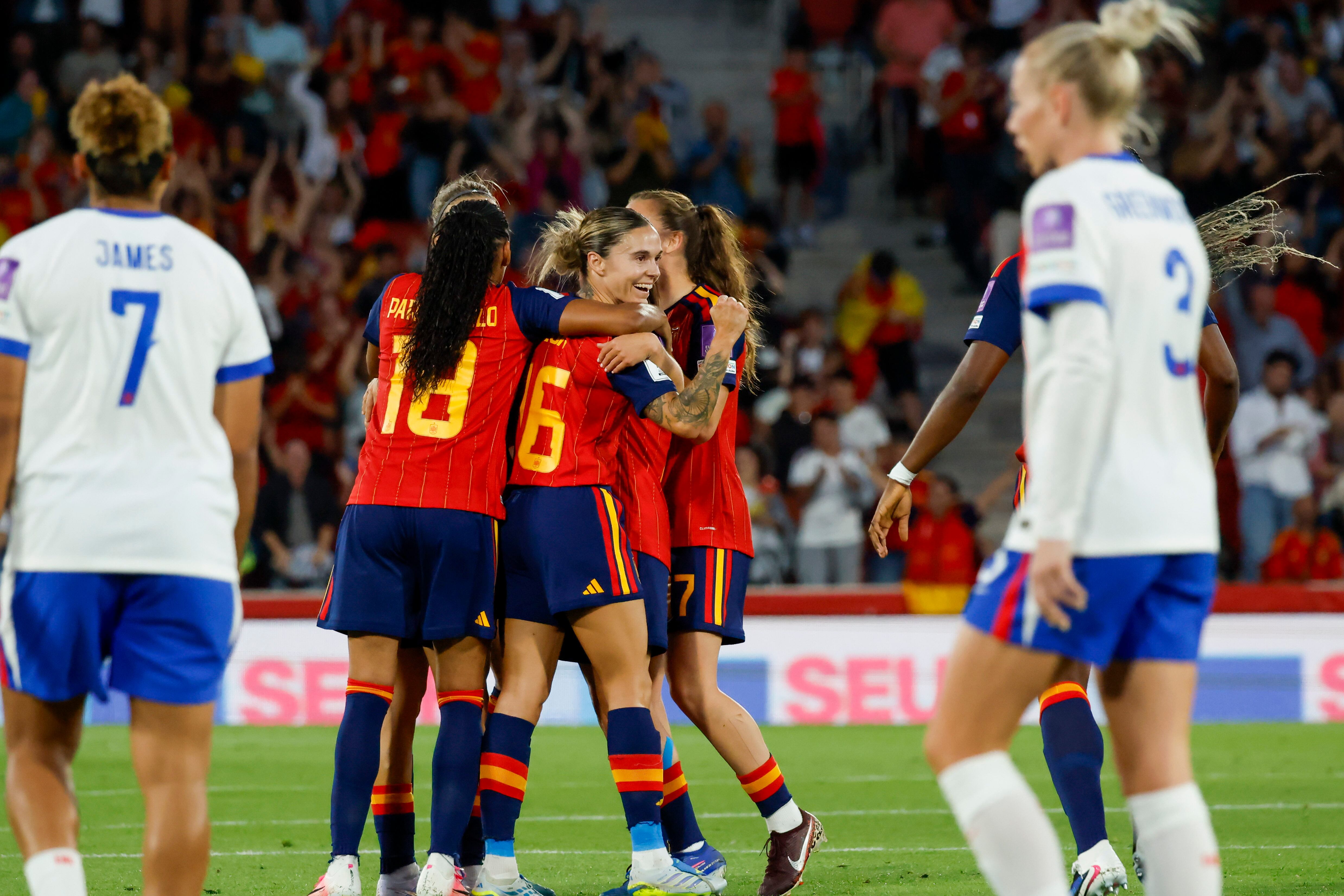 Las jugadoras de España celebran el 1-0 durante el partido de la fase de clasificación para el Mundial femenino de Brasil 2027 contra Inglaterra este viernes en el estadio de Son Moix, en Palma. EFE/Cati Cladera