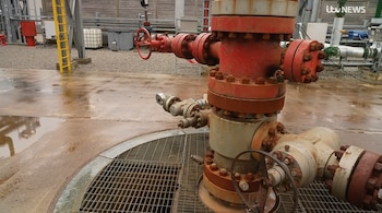 Una máquina que perfora el subsuelo para extraer agua caliente, generar electricidad y obtener litio en una planta geotérmica.