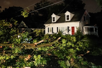 Un árbol bloquea la carretera frente a una casa después de que un tornado azotara Gaithersburg, Maryland, EE.UU., 5 de junio de 2024. REUTERS/Allison Bailey