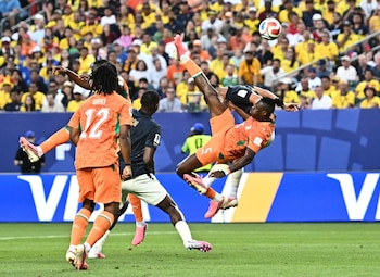 Wilfried Singo ensaya una espectacular tijera dentro del área ecuatoriana en busca de sorprender a la defensa rival durante el compromiso entre Costa de Marfil y Ecuador.