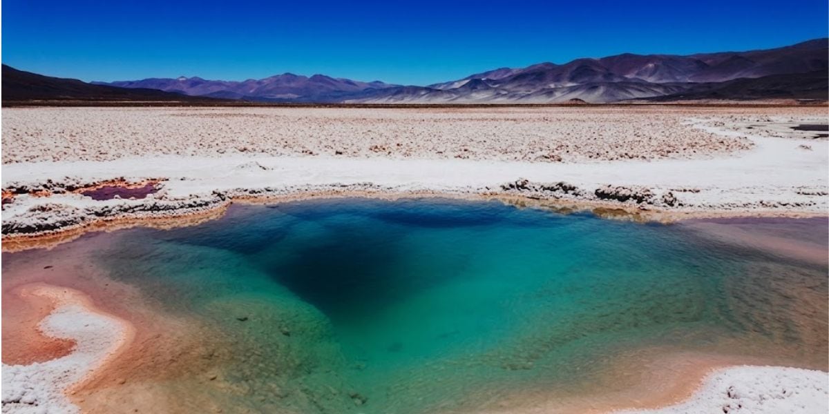 El Salar de Antofalla, considerado el salar más largo del mundo, se extiende por 160 kilómetros en la Puna de Atacama, Catamarca (Captura/YouTube)