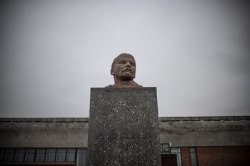 Una estatua de Lenin se