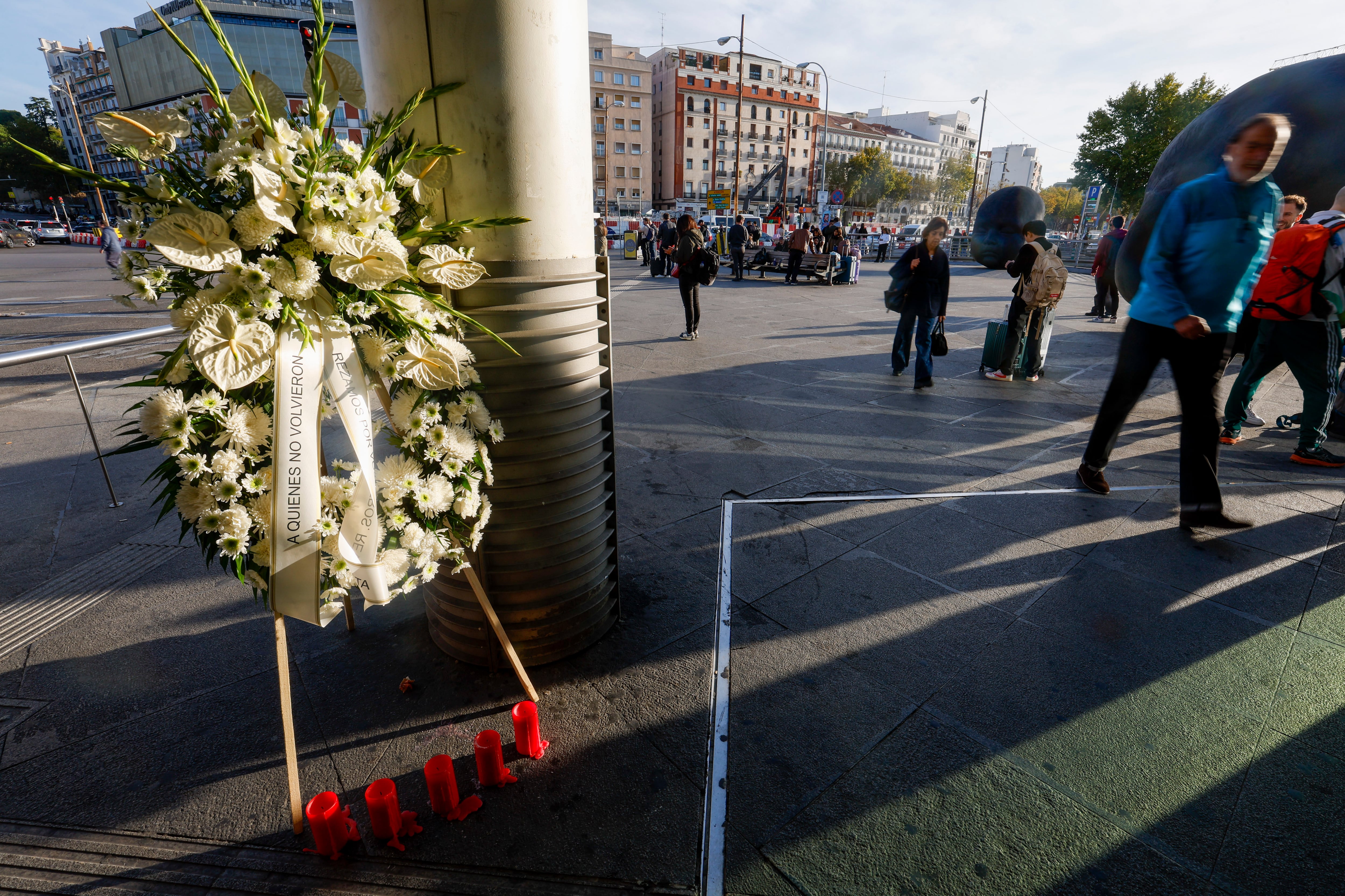 Una corona de flores en memoria de las víctimas del accidente ferroviario de Urda (Toledo). (Javier Lizon/EFE)