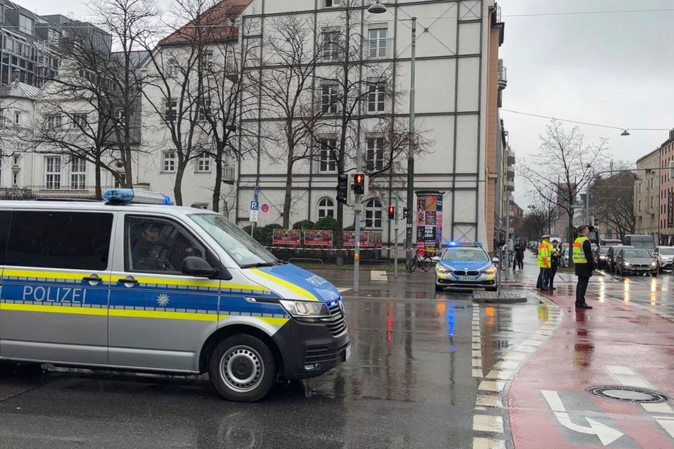 Un auto policial asiste a la escena de un accidente después de un atropello a un grupo de personas en Múnich, Alemania, el jueves 13 de febrero de 2025. (Roland Freund/dpa via AP)