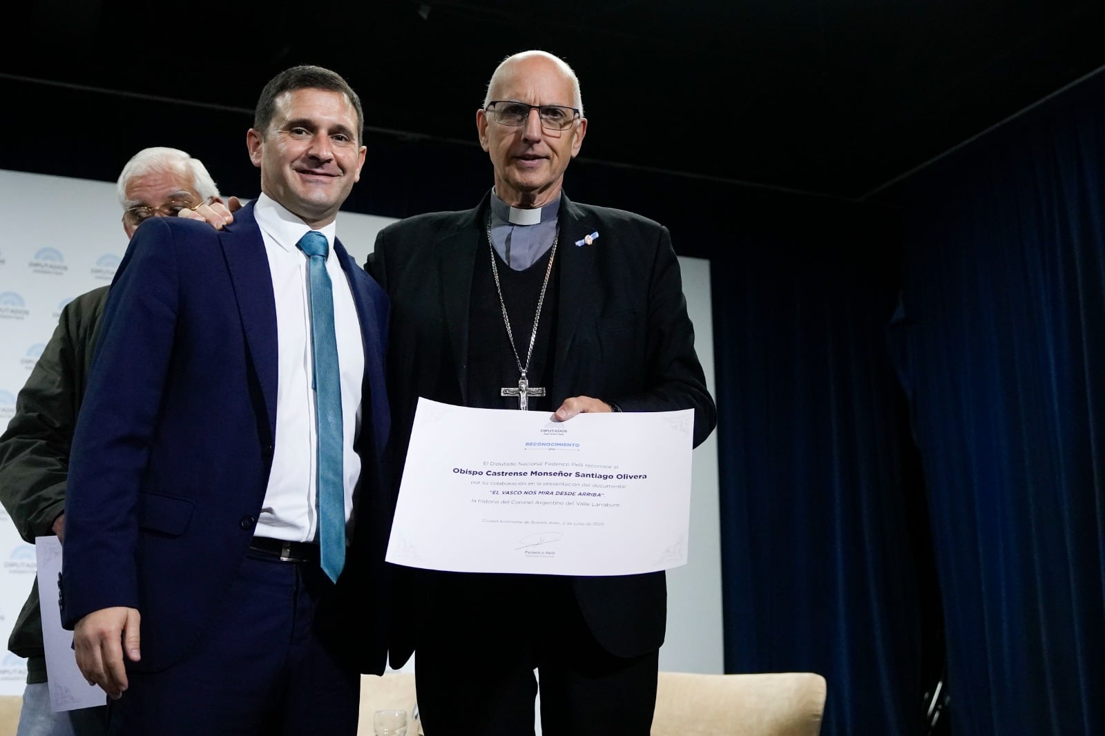 El legislador nacional Federico Pelli y el obispo castrense, monseñor Santiago Olivera, durante la ceremonia de ayer en el auditorio principal de la Cámara de Diputados (Dirección de Cultura, Museo y Extensión Federal de la Cámara de Diputados de la Nación )