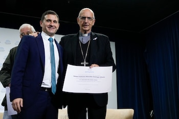 El legislador nacional Federico Pelli y el obispo castrense, monseñor Santiago Olivera, durante la ceremonia de ayer en el auditorio principal de la Cámara de Diputados