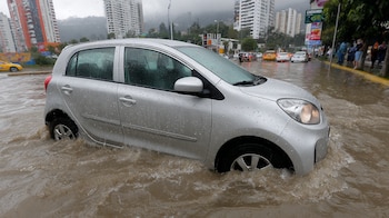 Un carro parcialmente sumergido en