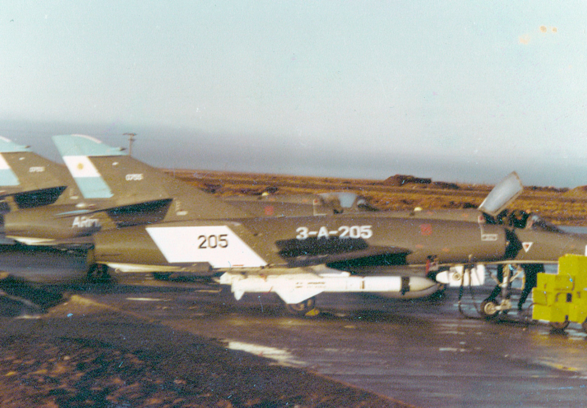 Un avión Super Étendard, armado con un misil Exocet, en la base Río Grande