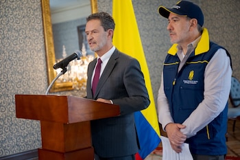 El canciller Ómar Bula y el director de la Ungrd David Santiago Tamayo hablaron de las ayuda humanitaria que ha llegado a Colombia tras el sismo - crédito Cancillería