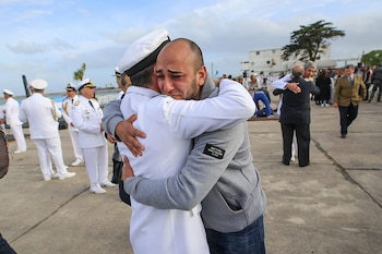 Familiares de los tripulantes del