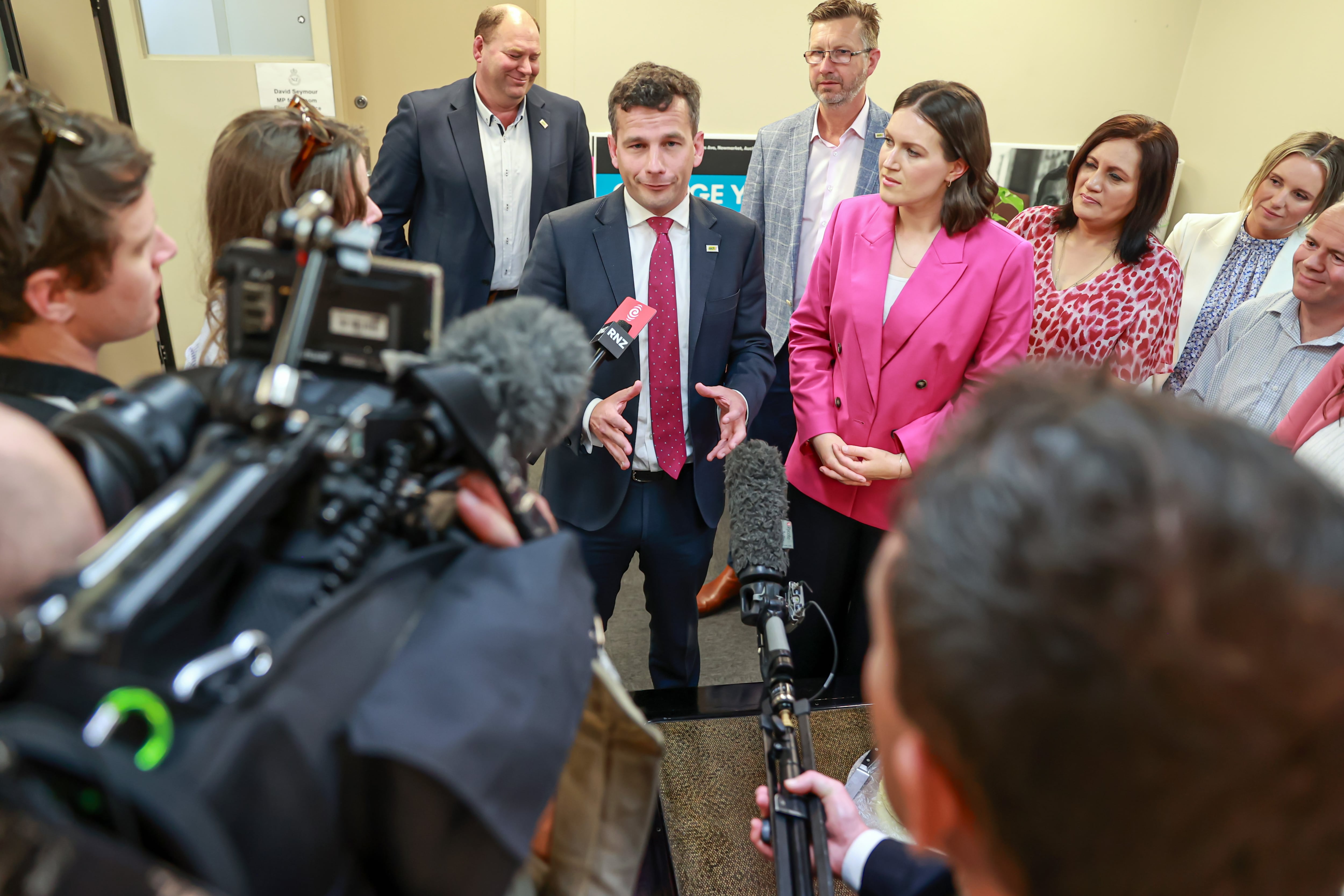 El líder del partido ACT, David Seymour, durante un encuentro con periodistas para explicar el resultado de su partido, clave para la formación de gobierno, en las elecciones de Nueva Zelanda (EFE/EPA/SHANE WENZLICK)