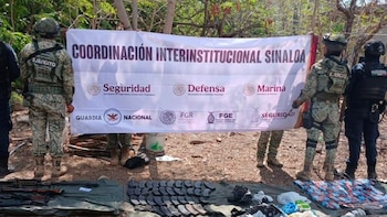 Encuentran dos camionetas abandonadas con arsenal en Mazatlán: había un fusil Barrett y granadas