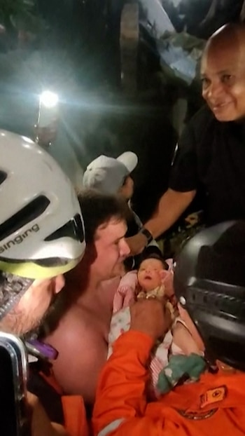 El rescate de un bebé recién nacido entre los escombros en Venezuela capturas
