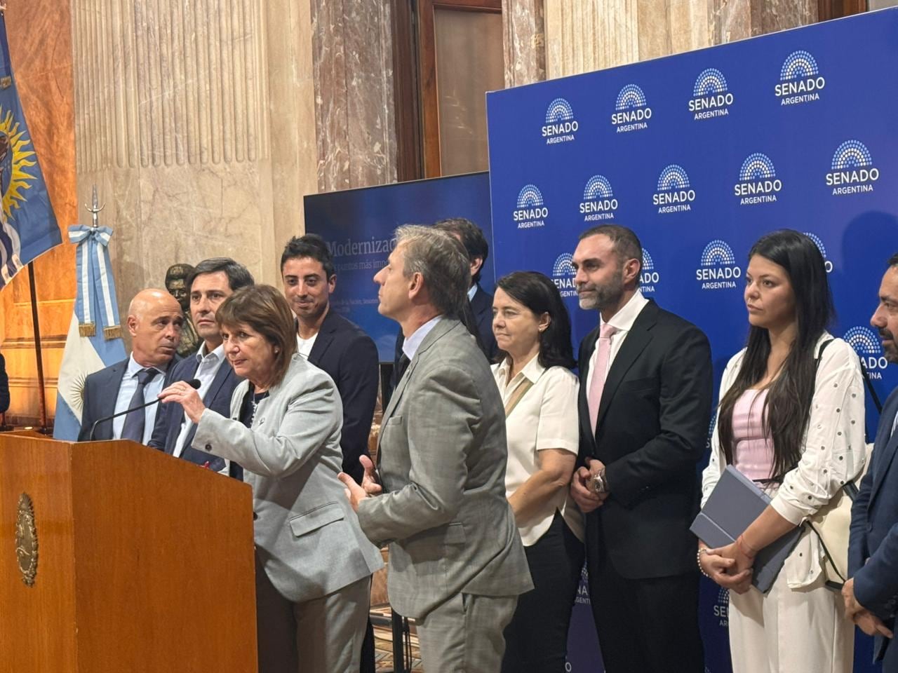 La jefa libertaria en el Senado, Patricia Bullrich, junto a colegas de su bancada y titulares de bloques dialoguistas