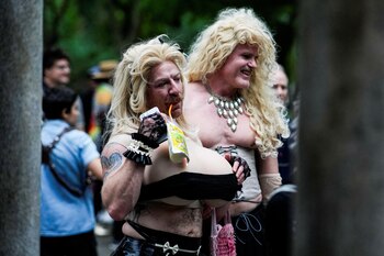 La gente participa en la