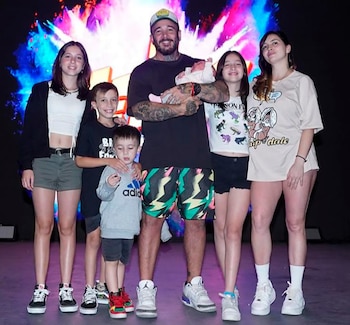 Wali junto a su esposa,