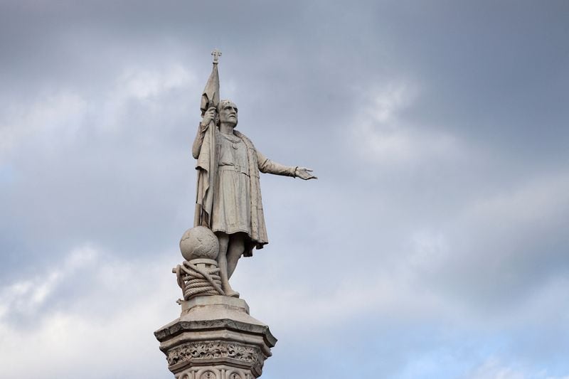 La estatua de Cristóbal Colón en la plaza que lleva su nombre, en Madrid, España: foto del 10 de octubre de 2024 (REUTERS/Juan Medina/Archivo)
