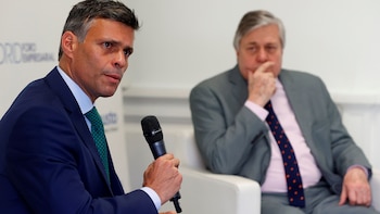 Leopoldo López con micrófono en