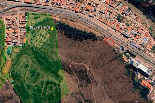 Se ubica fuera del polígono del sitio arqueológico de Sillkinchani, pero relativamente cerca.