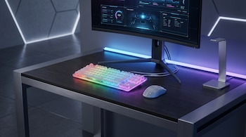 Escritorio gamer con teclado RGB, mouse ultraligero, monitor curvo y barra de luz LED. Fondo con paneles geométricos y luces. Ambiente moderno.