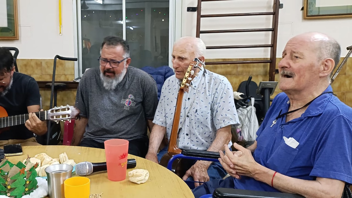Residentes en un taller de radio compartiendo al micrófono