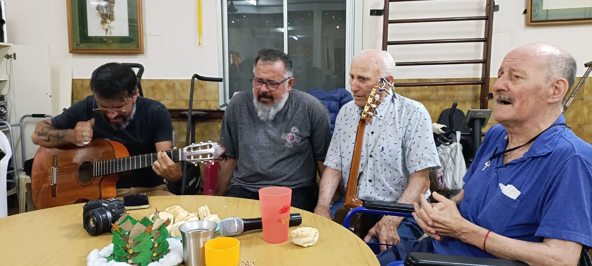 En el Hogar Carlos Steeb, la radio irrumpe como práctica cotidiana y transforma el silencio en palabra compartida.