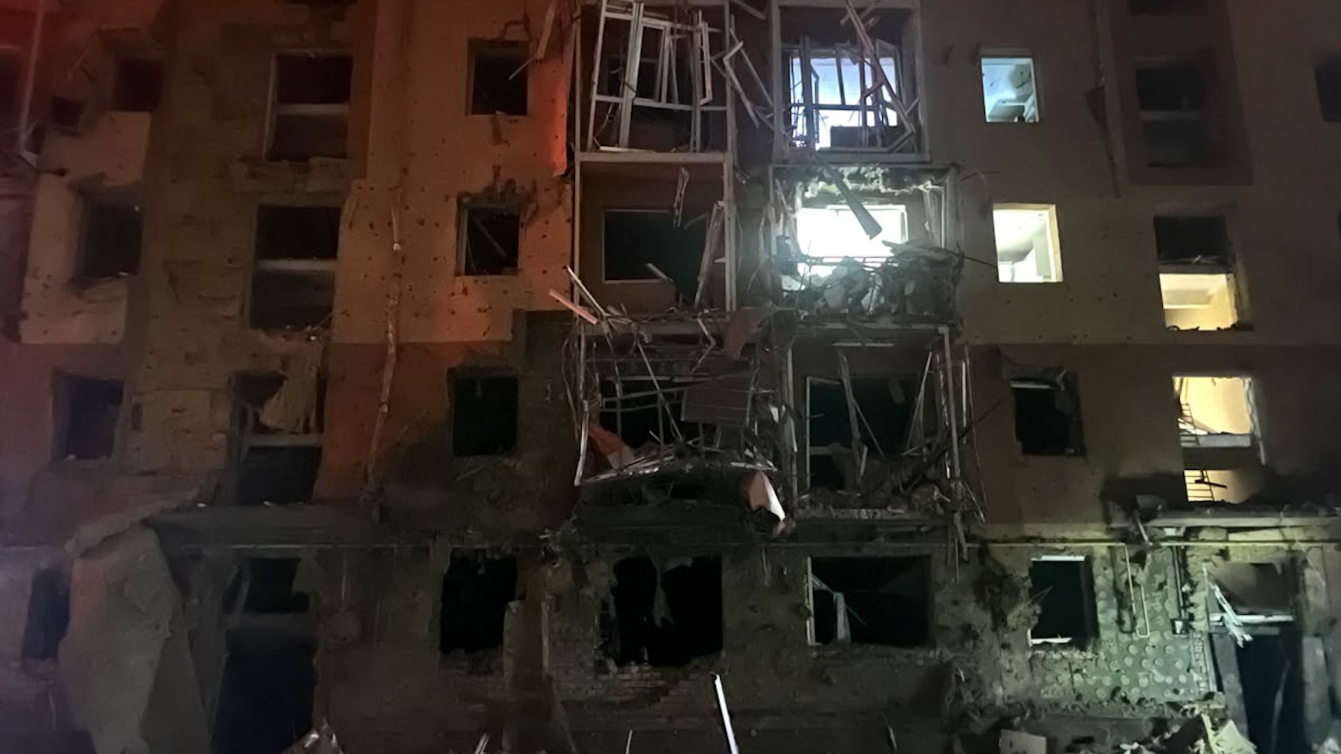 La destrucción en un edificio residencial de Ucrania