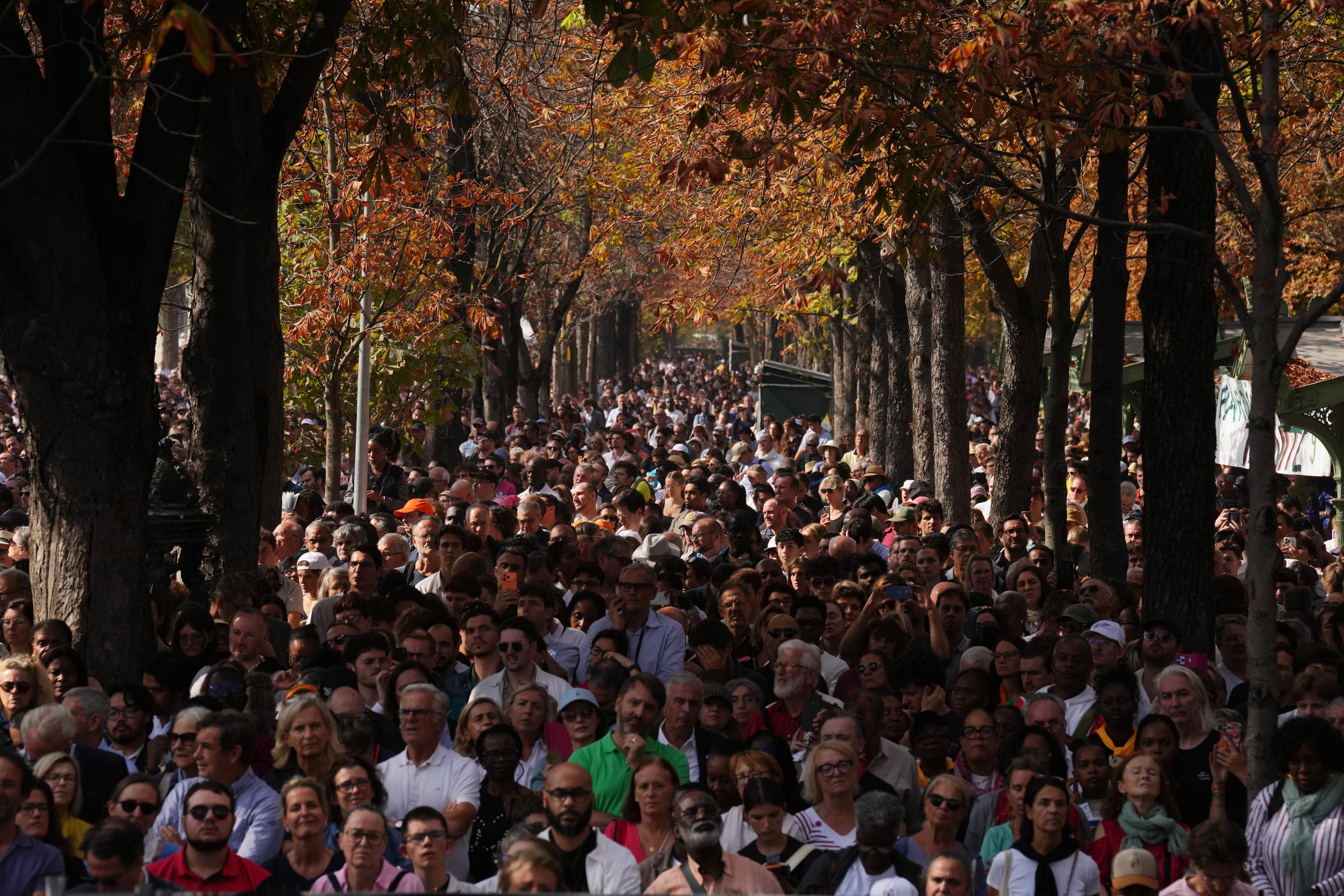 La gente asiste a una misa celebrada por el Papa León XIV en la Place de la Concorde, París, el sábado 26 de septiembre de 2026. (Foto AP/Aurelien Morissard)
