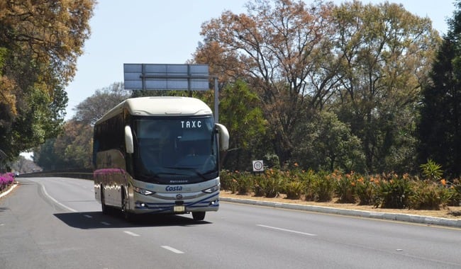 El chofer calculó mal la altura de un puente, chocó y la Justicia ordenó a una empresa de micros indemnizar a una pasajera