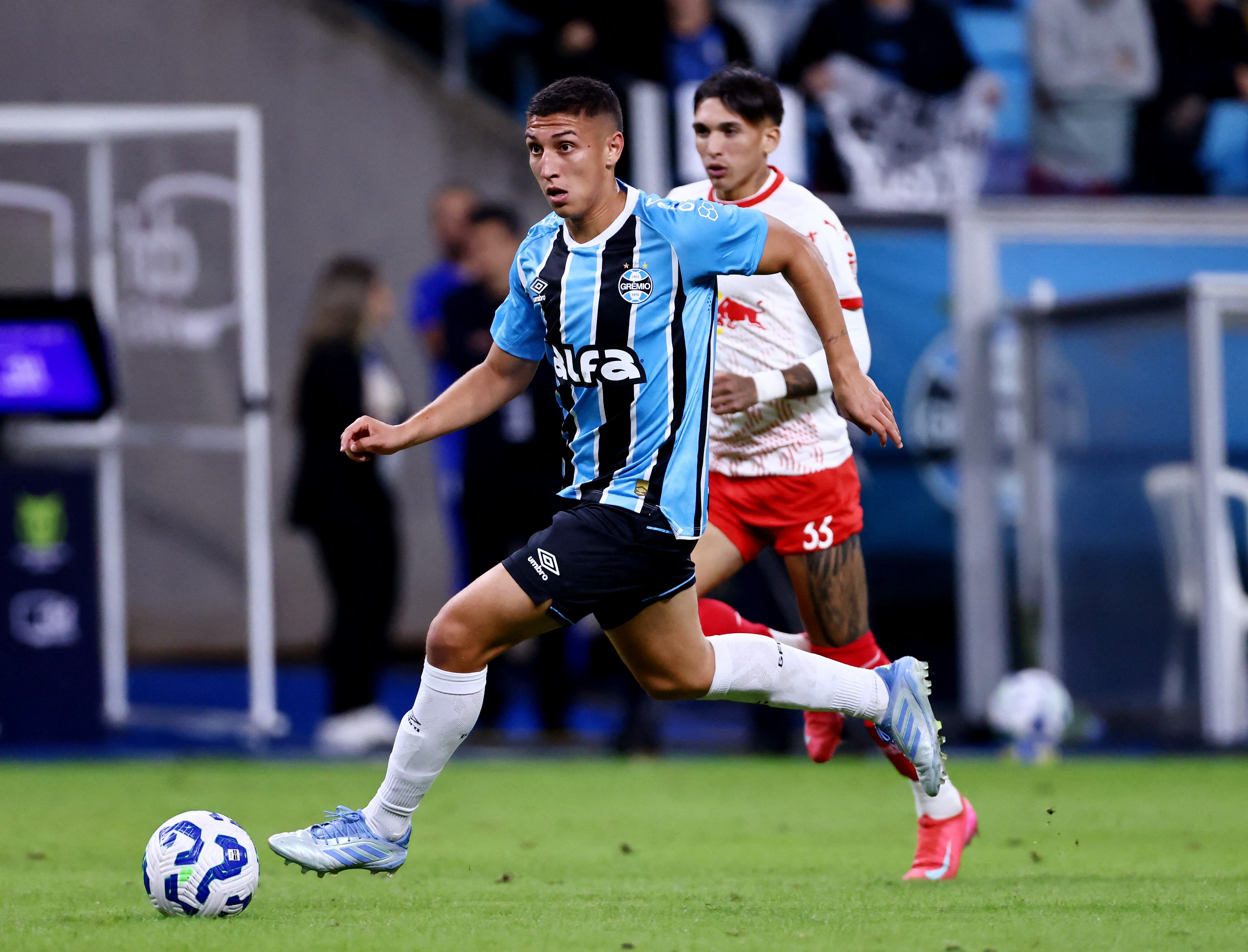 Miguel Monsalve es, junto con Gustavo Cuellar, uno de los dos colombianos que actualmente visten los colores de Gremio de Porto Alegre - crédito Diego Vara/REUTERS