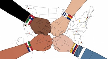 Cuatro puños de diferentes tonos de piel se unen en el centro. Cada muñeca lleva una pulsera con bandera. Mapa de Estados Unidos y estados marcados.